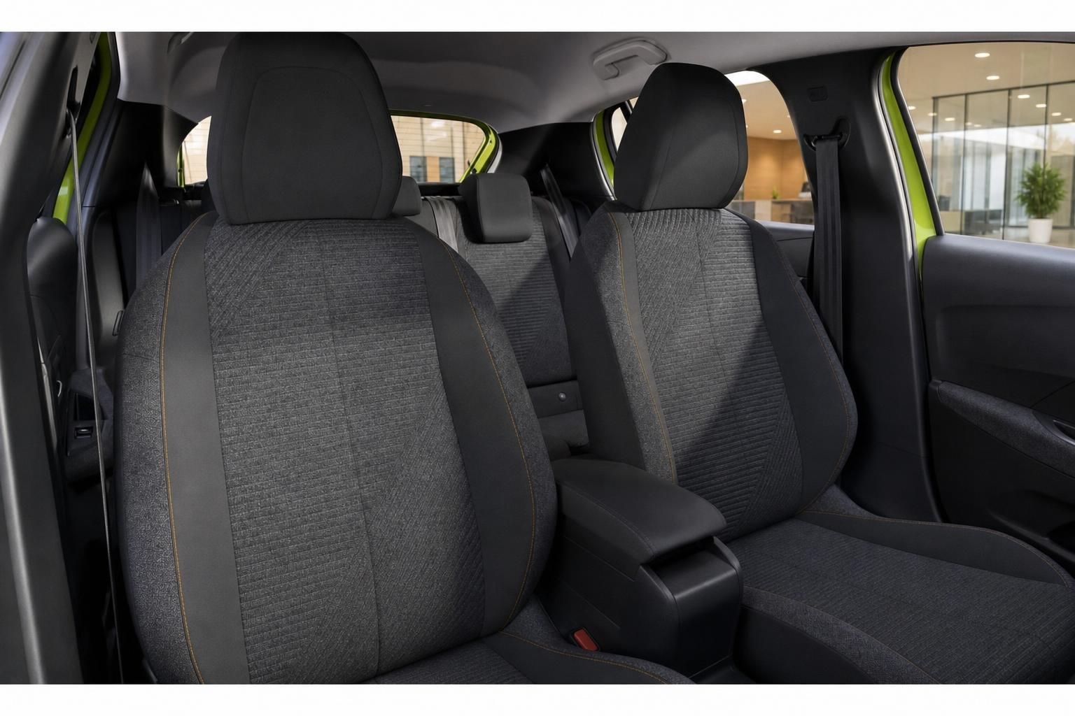 Peugeot E-208 Innenraum mit Vordersitzen im Detail