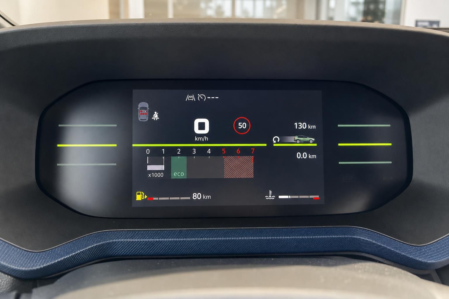 Digitales Kombiinstrument mit Tempolimit-Anzeige und Tacho im Fahrzeug