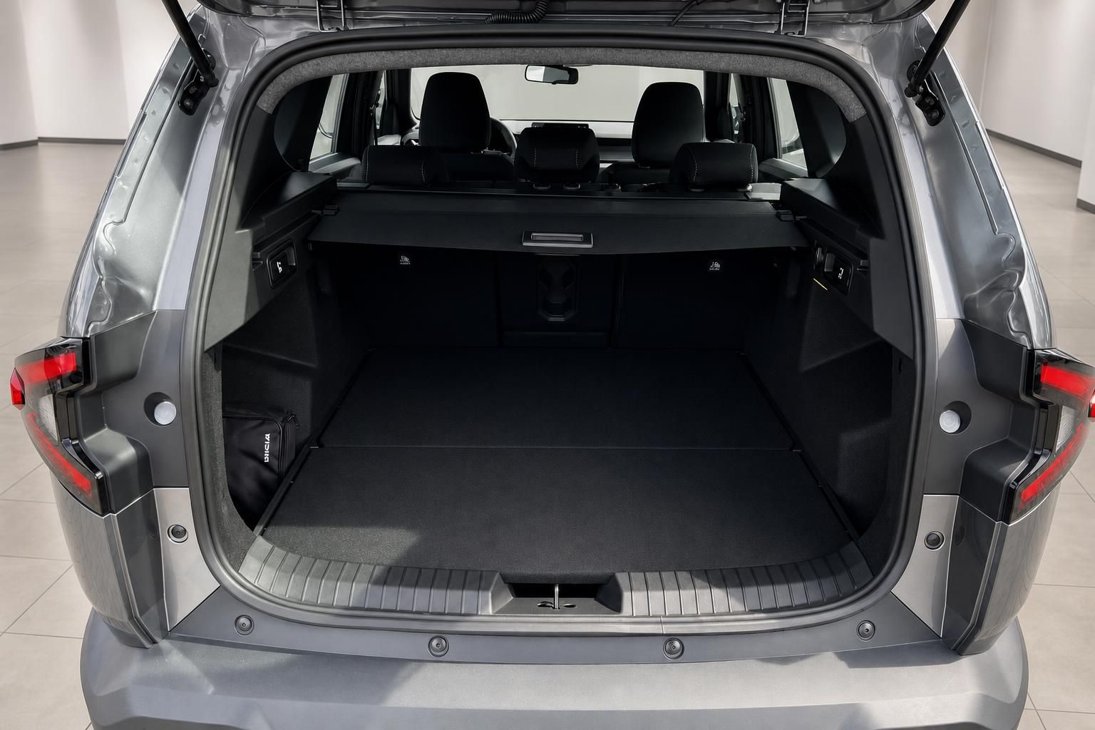 Geöffneter Kofferraum eines grauen SUV mit großem Ladevolumen
