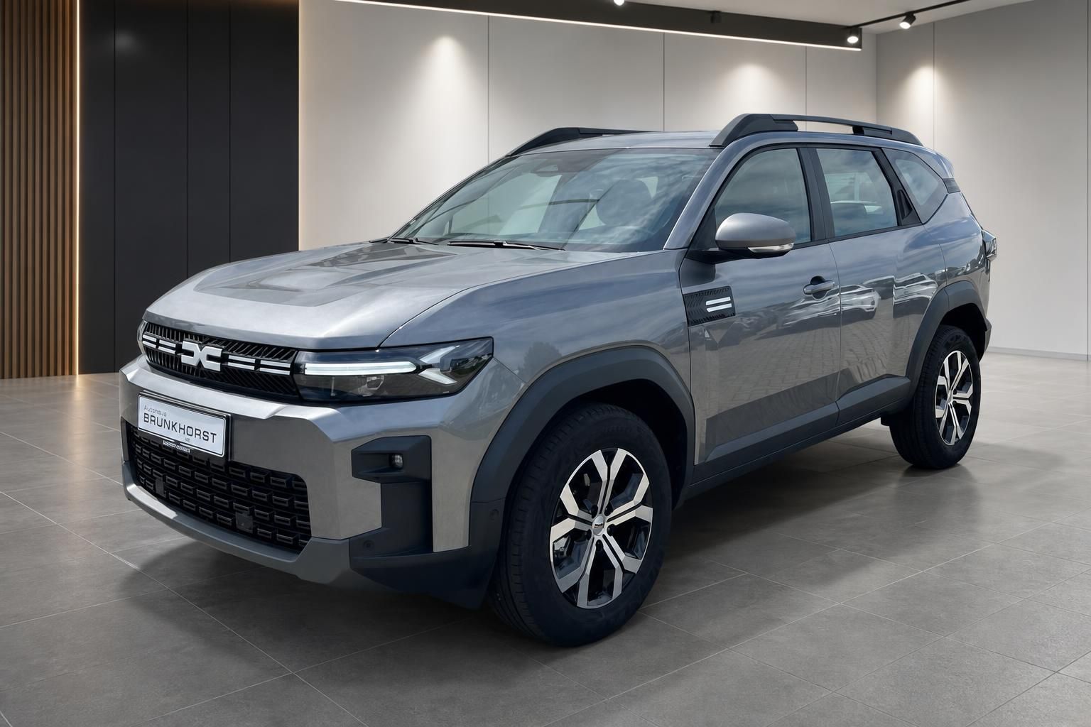 Dacia Bigster in Grau, Frontansicht seitlich im Autohaus Brunkhorst