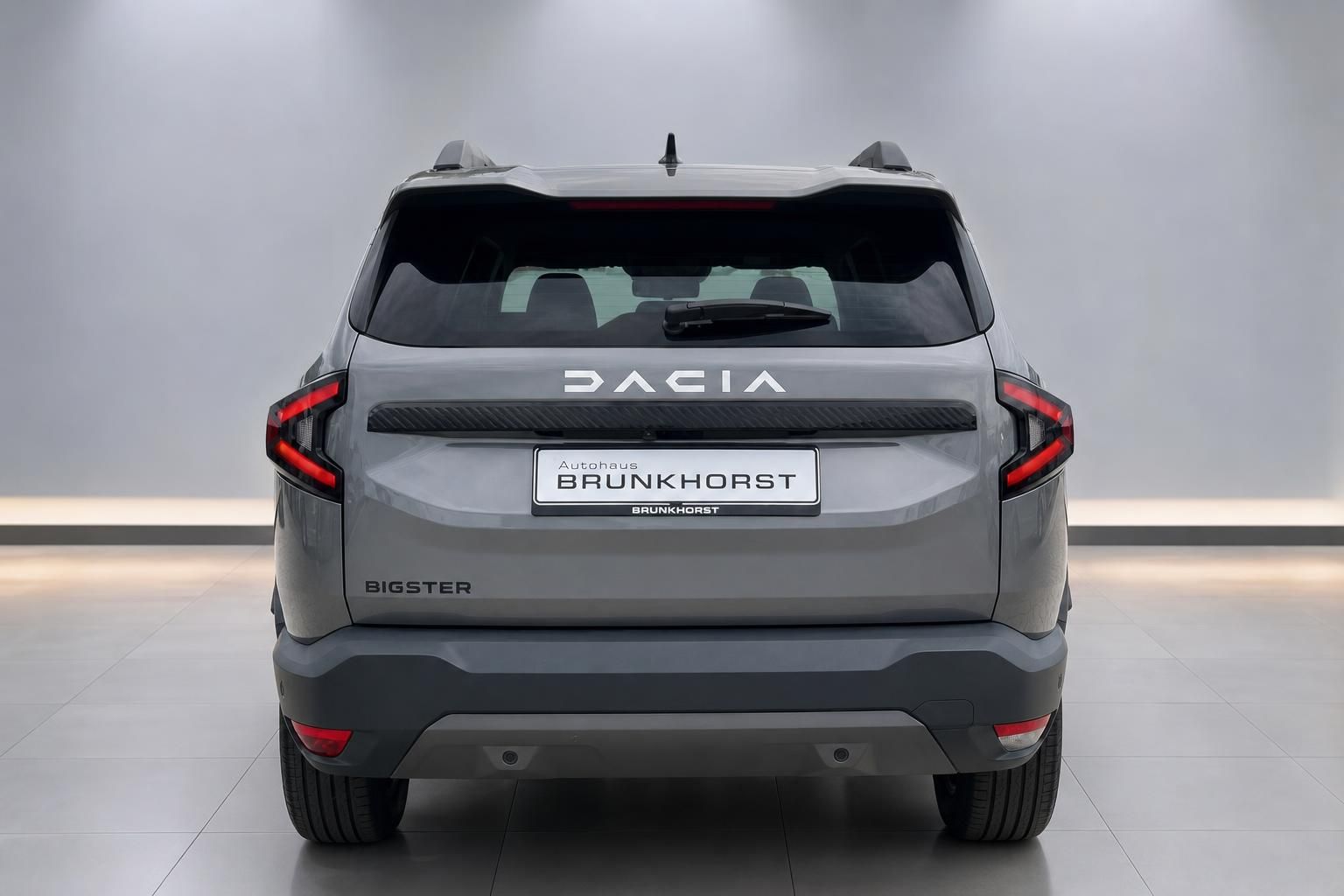 Dacia Bigster in Grau, Heckansicht im Autohaus Brunkhorst Showroom