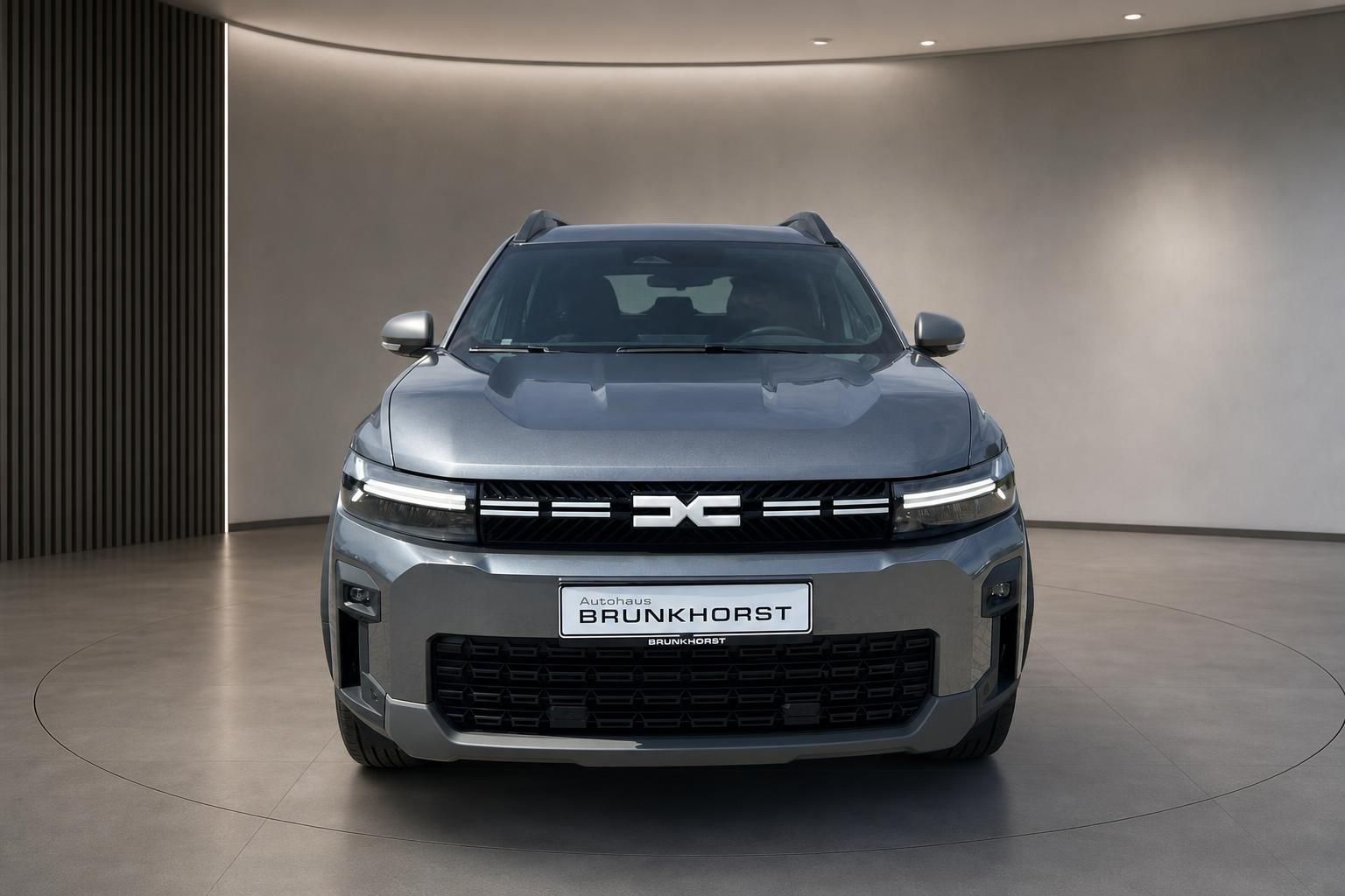 Dacia Bigster in Grau, Frontansicht im Autohaus Brunkhorst Showroom
