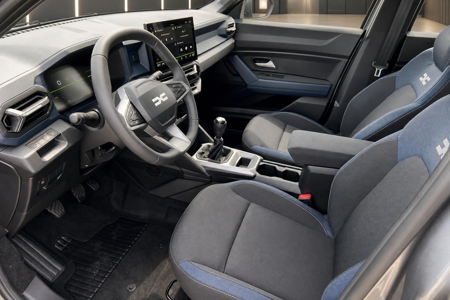 Dacia Bigster Innenraum mit Vordersitzen und Schaltgetriebe im Detail
