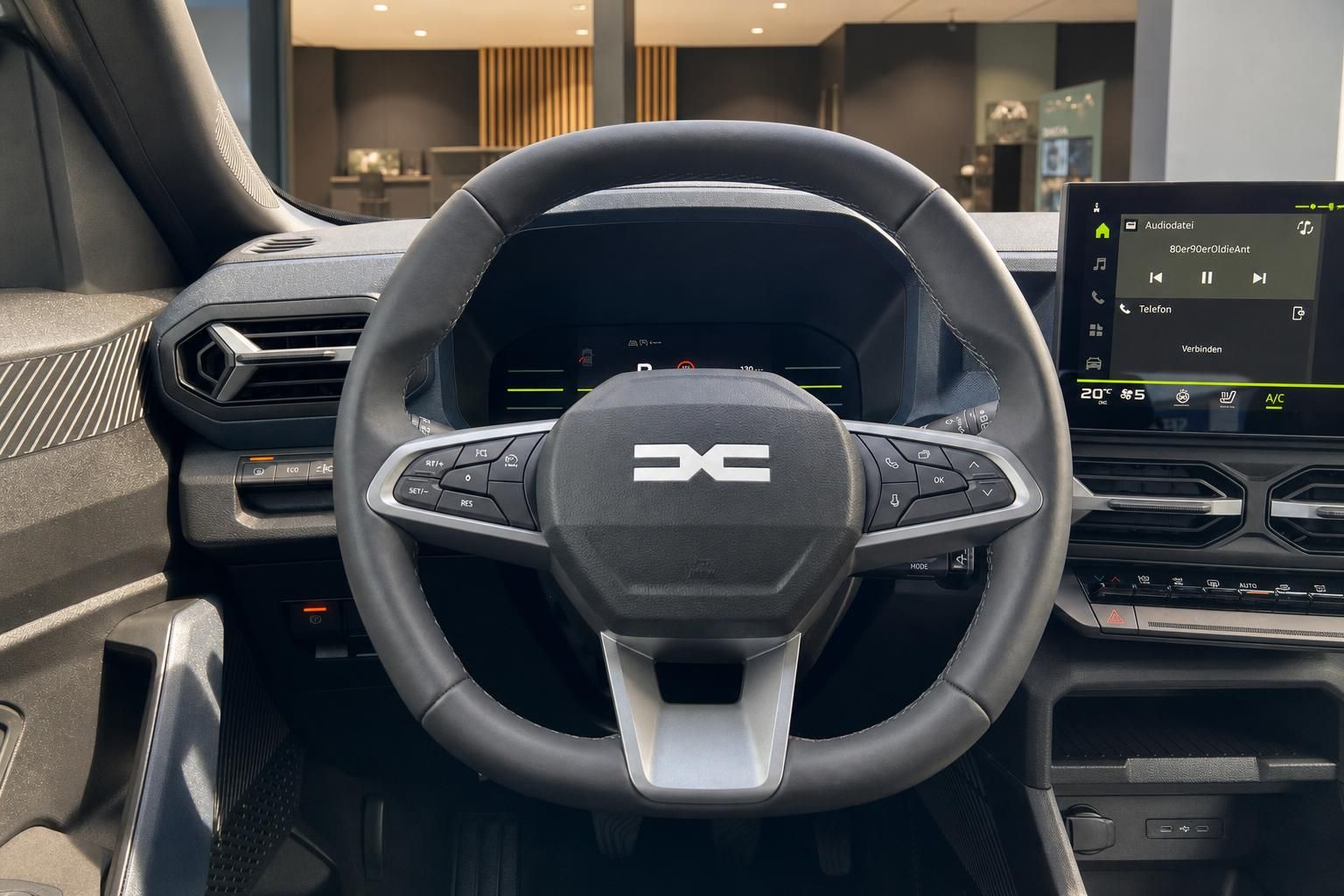 Dacia Lenkrad mit Multifunktionstasten und digitalem Cockpit im Innenraum