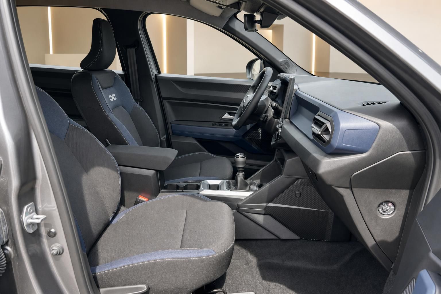Fahrzeuginnenraum Dacia mit Vordersitzen, Schaltknauf und Armaturenbrett