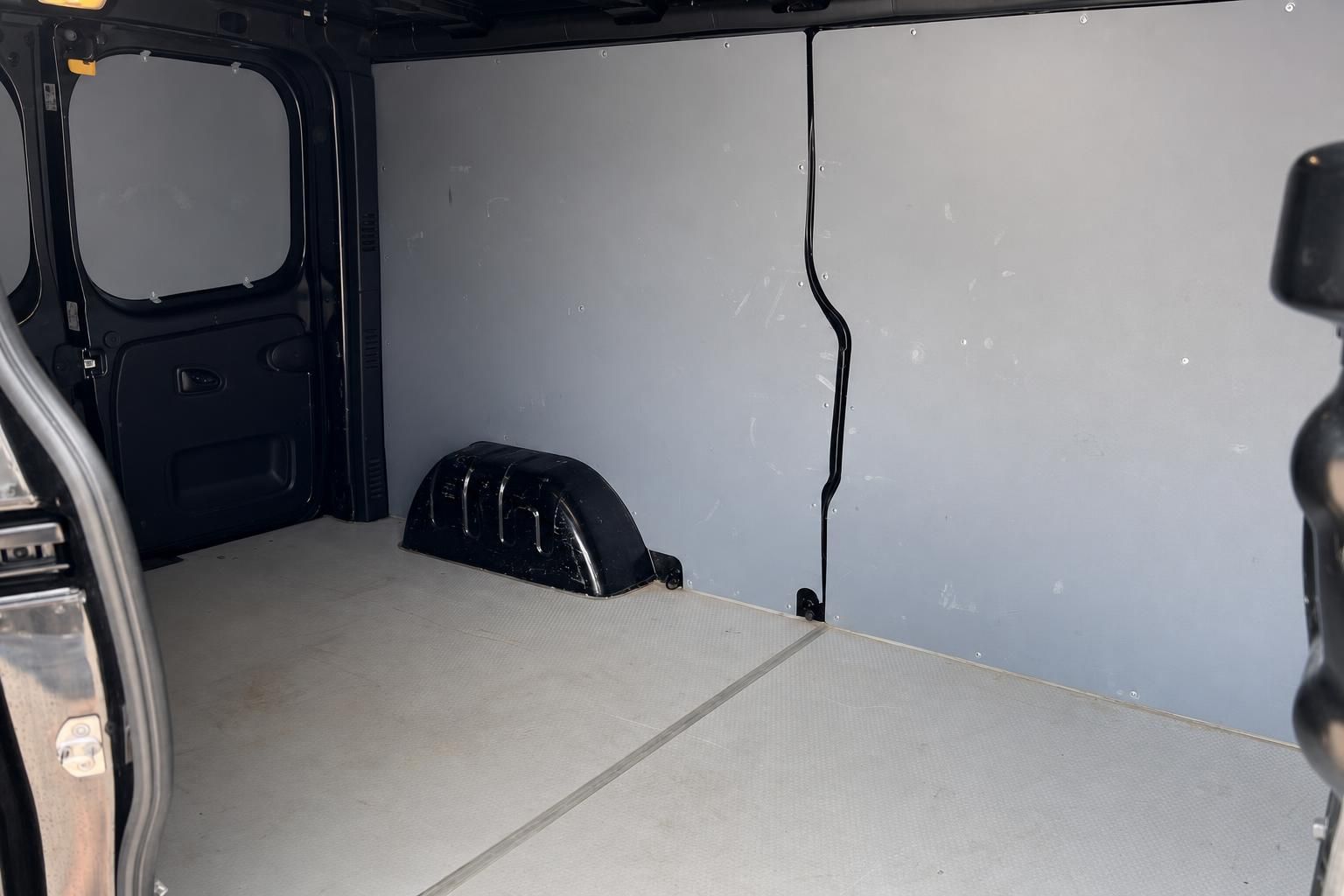 Leerer Laderaum eines Renault Transporters mit Radkasten