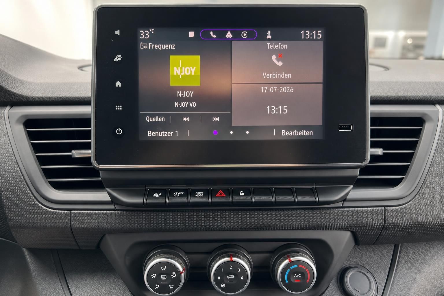 Multimedia-Display im Renault mit Klimabedienung im Cockpit