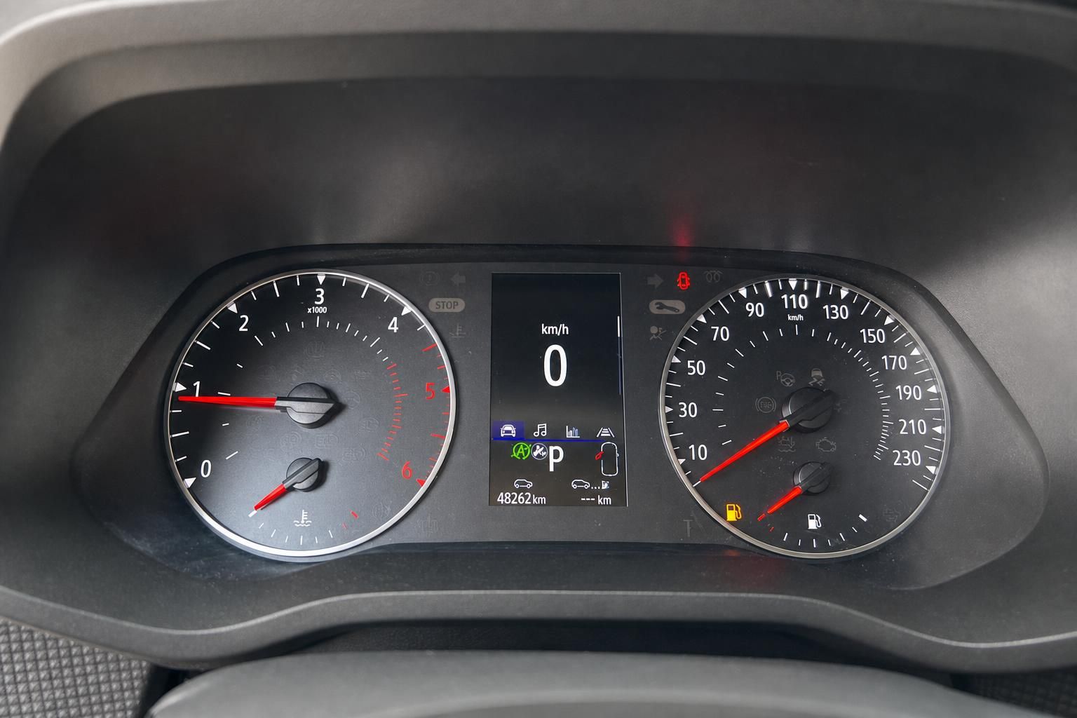 Tacho und Kombiinstrument eines Renault Fahrzeugs im Detail