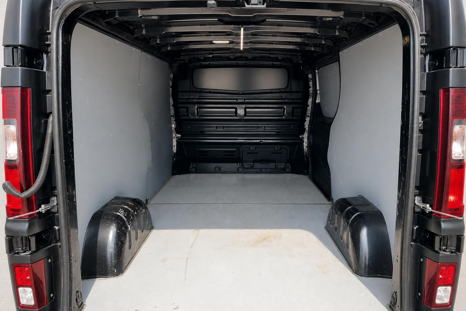 Leerer Laderaum eines Transporters mit Blick durch Heckflügeltüren