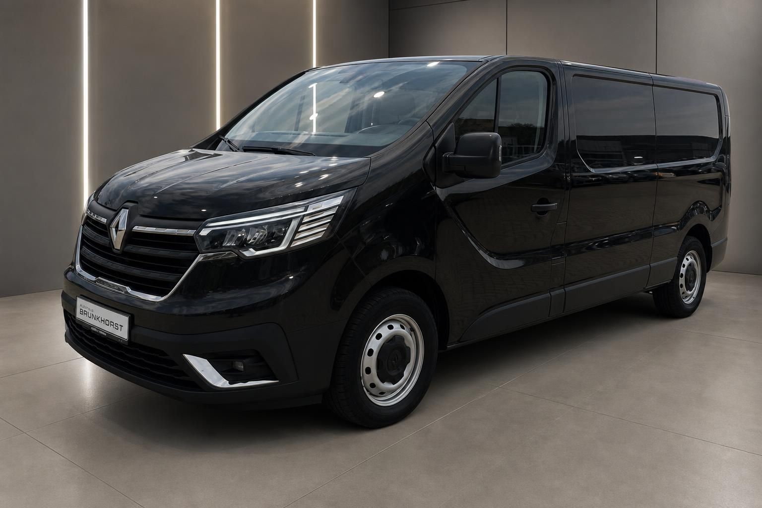 Renault Trafic schwarz Frontansicht seitlich im Autohaus Brunkhorst
