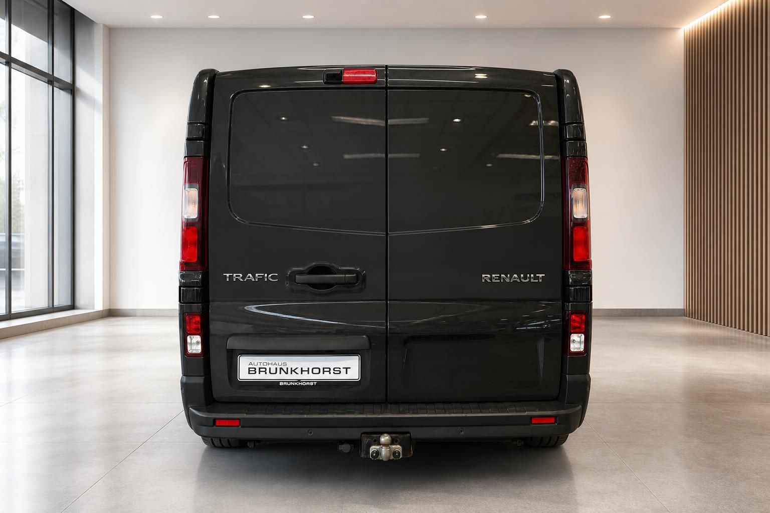 Renault Trafic schwarz Heckansicht mit Anhaengerkupplung im Showroom