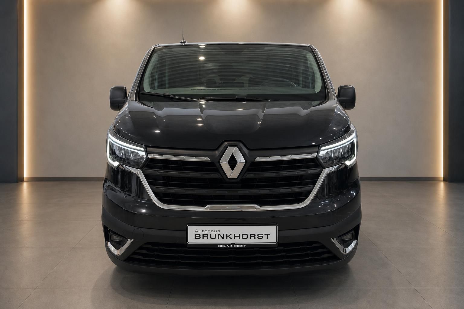 Renault Trafic schwarz Frontansicht mit Kennzeichenhalter Autohaus Brunkhorst