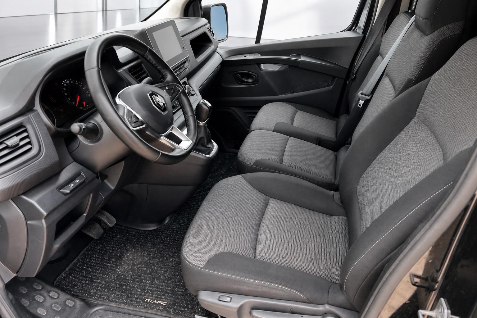 Renault Trafic Innenraum Fahrersitz und Cockpit Detailansicht