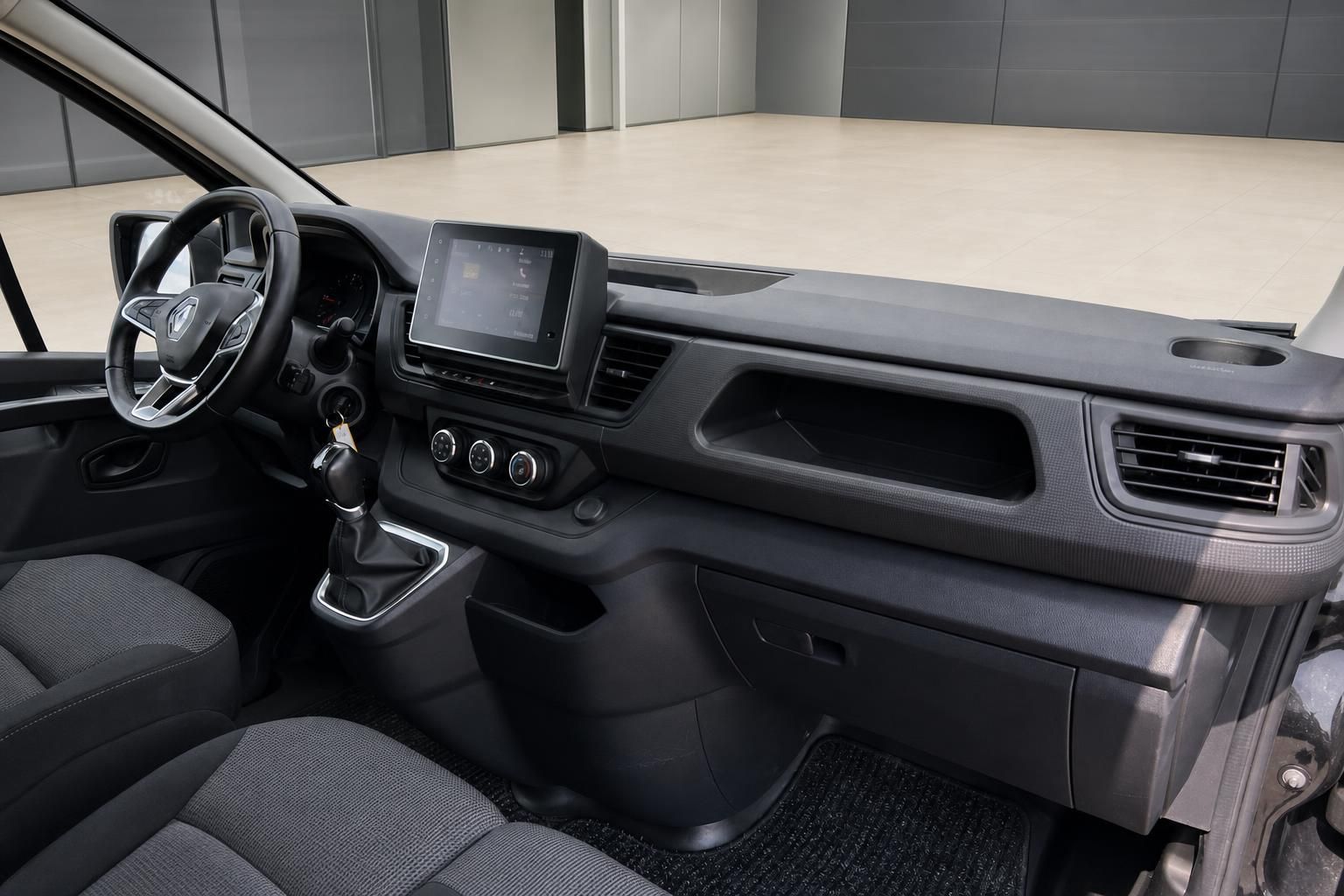 Renault Master Innenraum mit Armaturenbrett und Sitzen