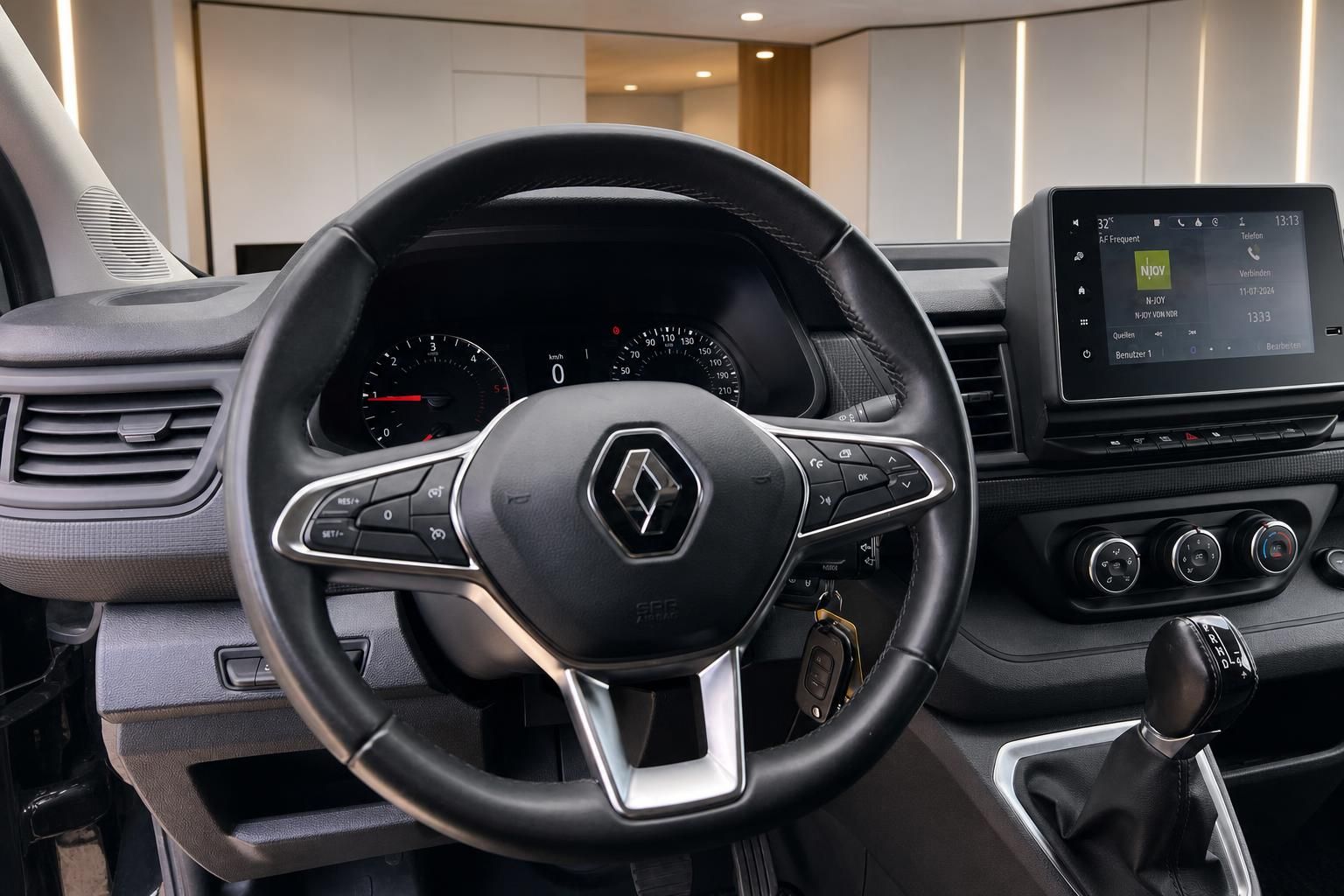 Renault Nutzfahrzeug Cockpit mit Lenkrad und Multimedia-Display