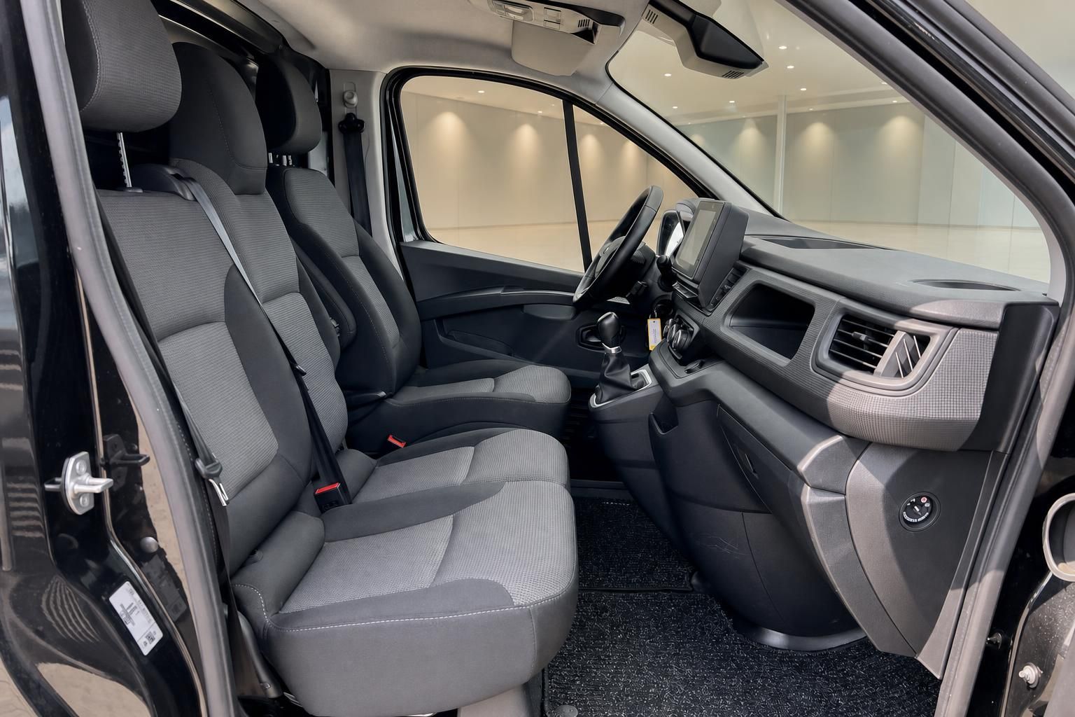 Renault Trafic Innenraum Vordersitze und Armaturenbrett von innen