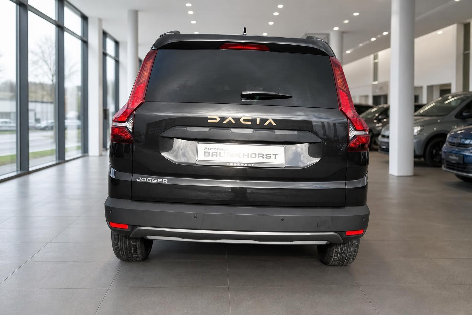 Dacia Jogger Heckansicht schwarz mit LED-Rückleuchten im Autohaus Brunkhorst
