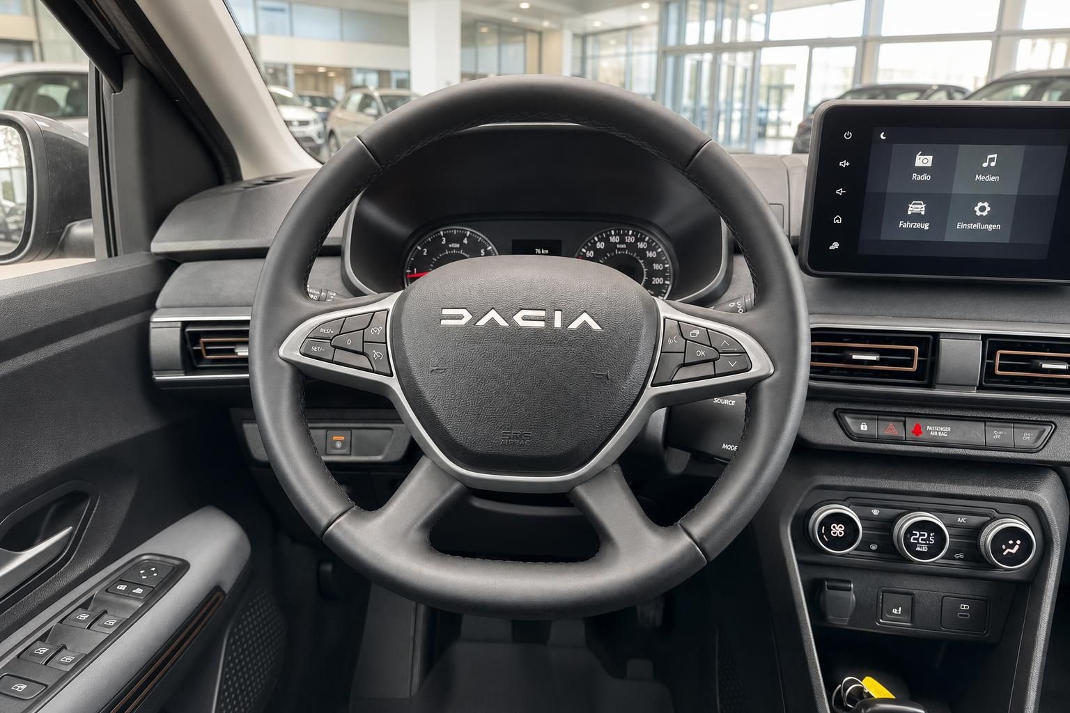 Dacia Innenraum mit Lenkrad, Armaturenbrett und Infotainment-Display im Autohaus