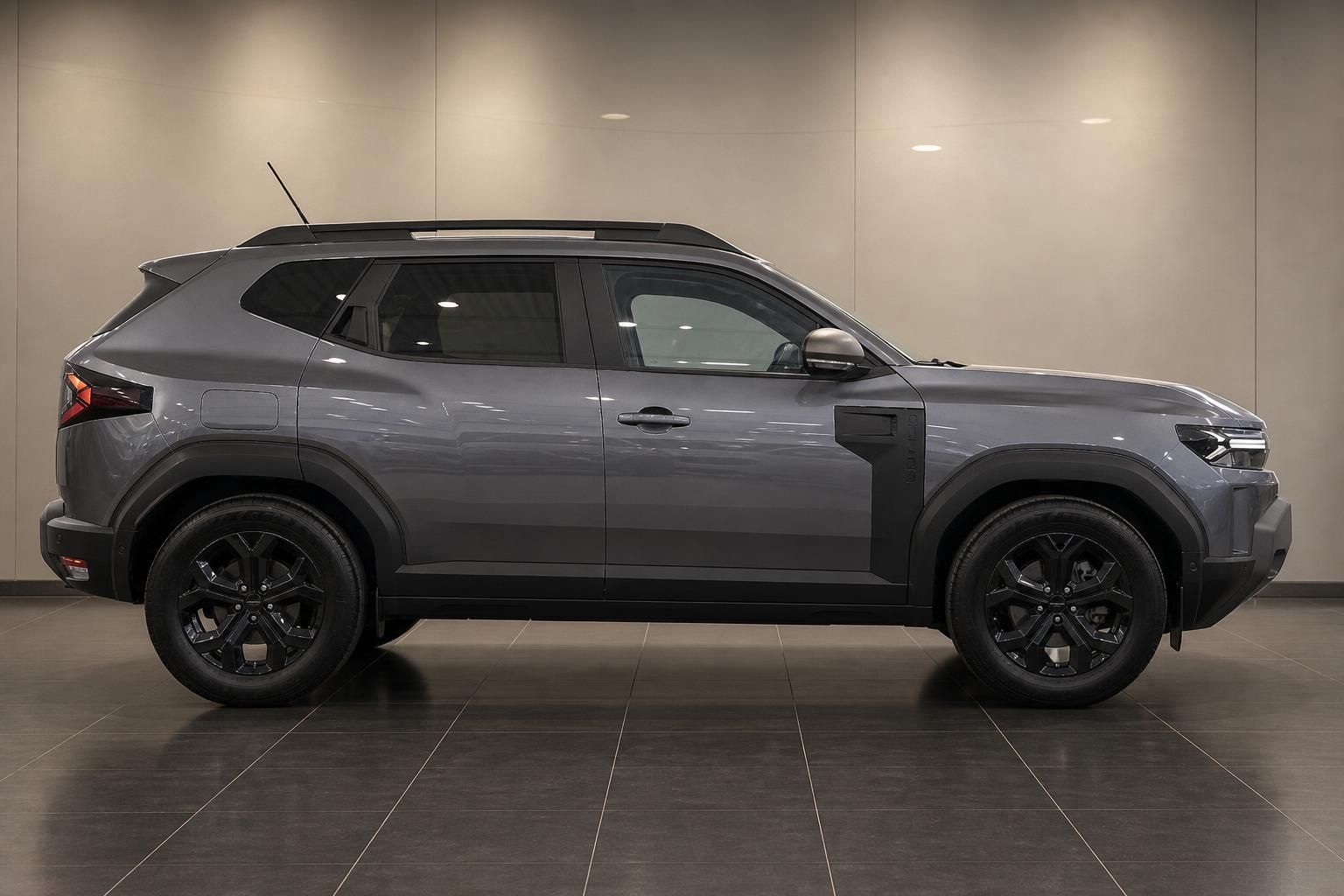 Dacia Duster SUV Seitenprofil in grau-metallic mit schwarzen Akzenten und modernem Raddesign
