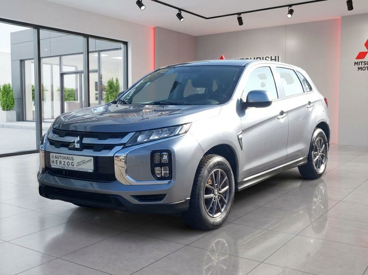 Mitsubishi ASX Silber SUV Frontansicht im Autohaus Herzog Showroom