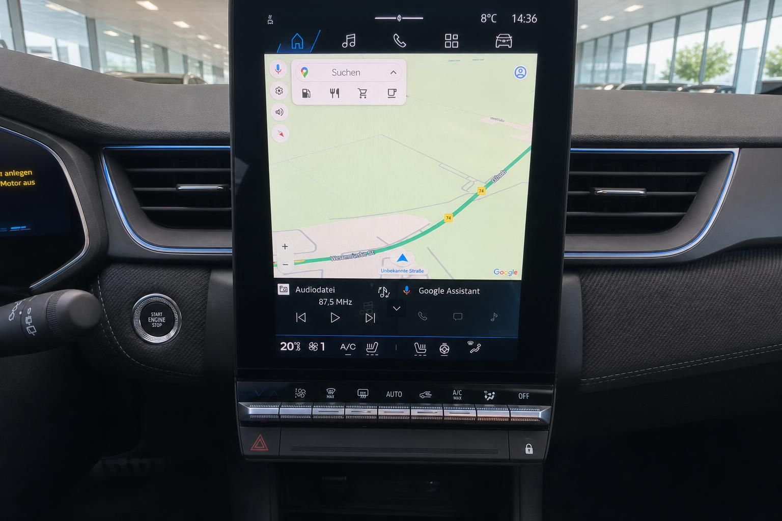 Zentrales Touchscreen-Display mit Navigation und Klimaanlage im Fahrzeug-Cockpit