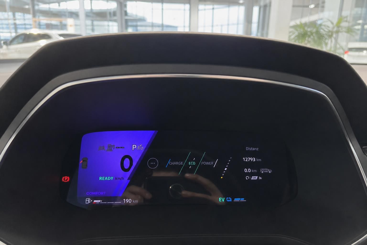 Digitales Armaturenbrett mit Elektrofahrzeug-Anzeige und Comfort-Modus im modernen PKW