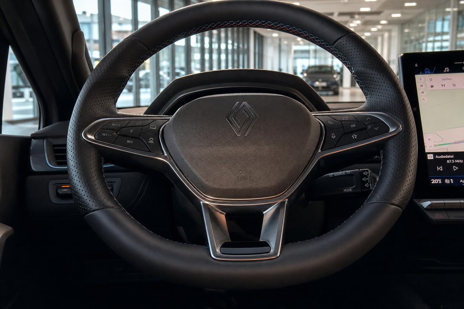 Renault Lenkrad mit Multifunktionstasten und Markenlogo in schwarzem Leder-Interieur