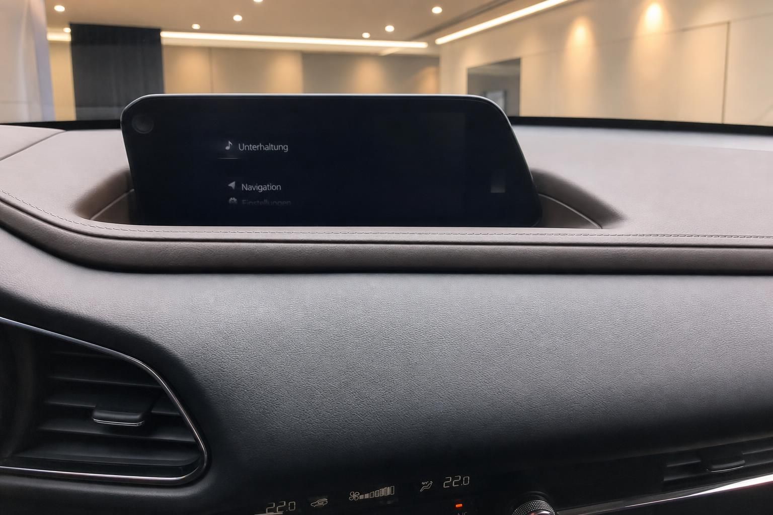 Mazda Infotainment-Display mit Navigation und Unterhaltungsmenue im Cockpit