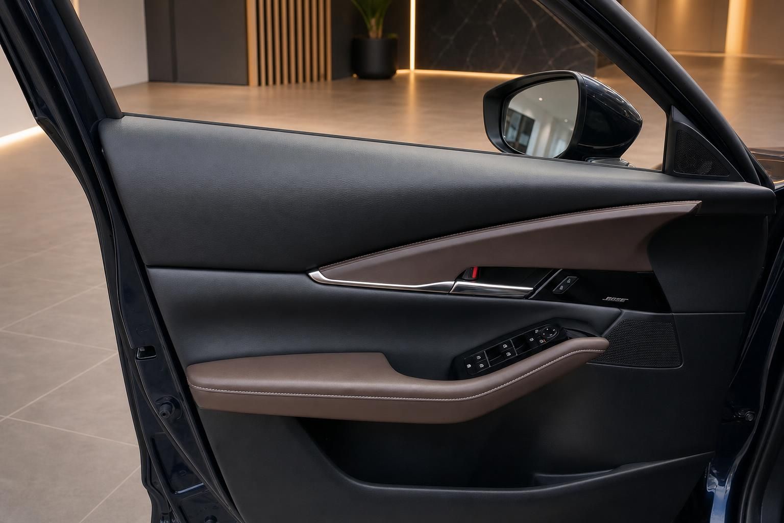 Mazda Tuerverkleidung mit Bose-Lautsprecher und Bedienelementen im Detail
