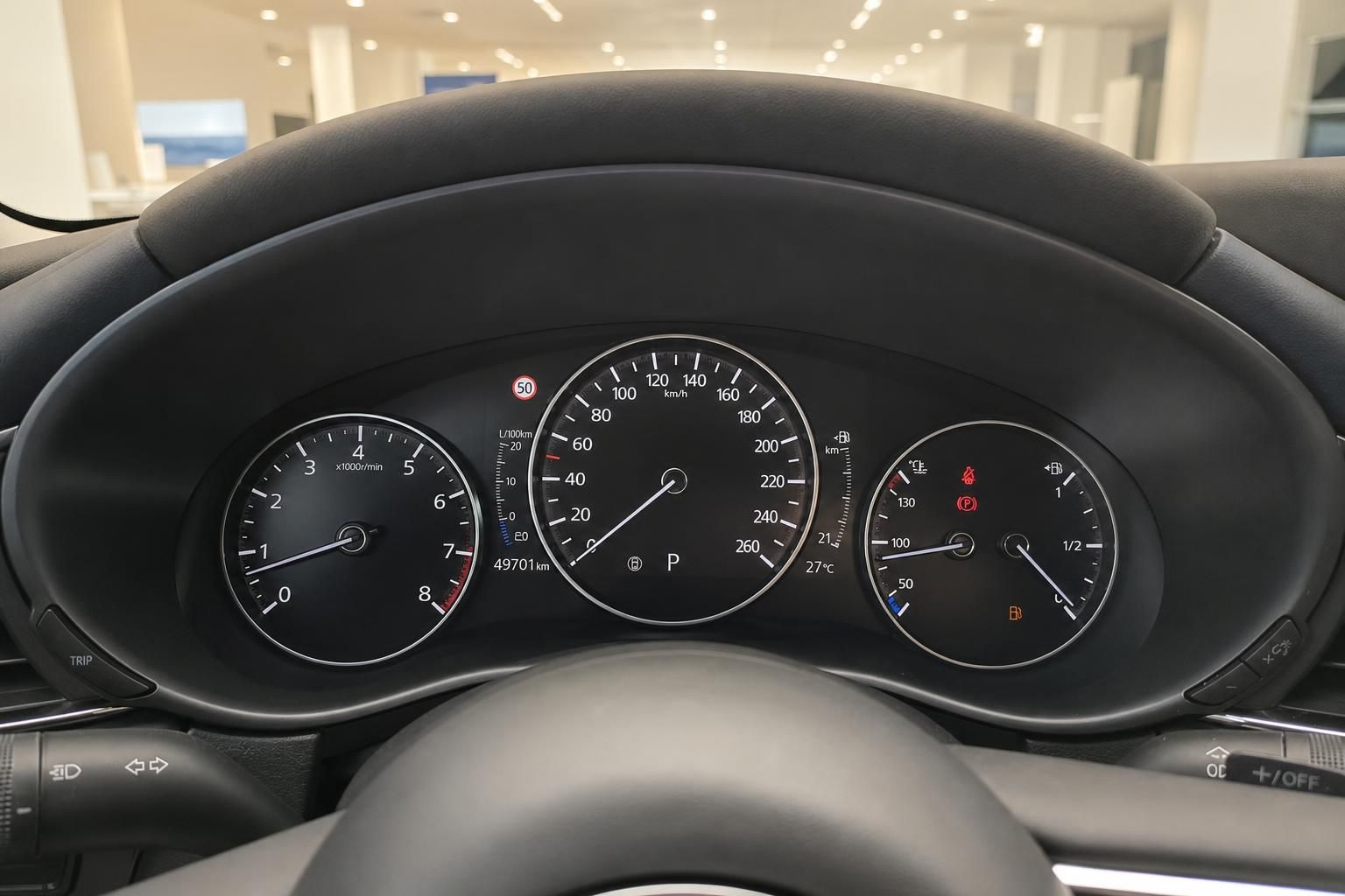 Cockpit mit Tacho und Bordinstrumenten, Kilometerstand 49701 km