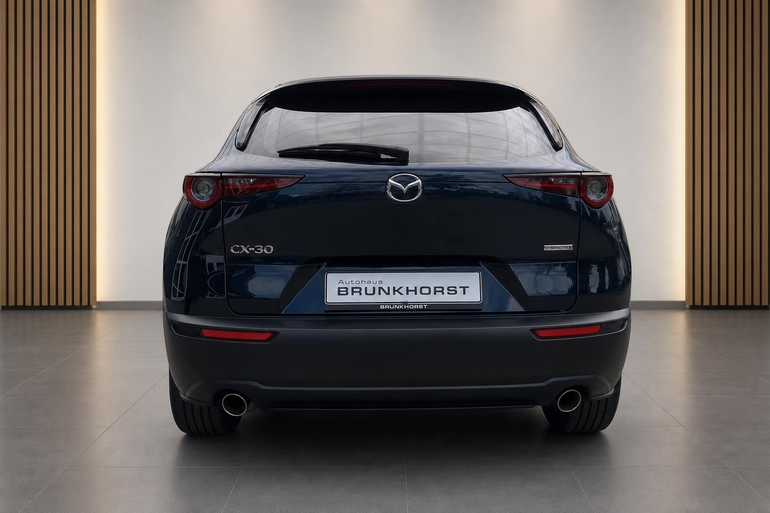 Mazda CX-30 in Blau, Heckansicht im Autohaus Brunkhorst
