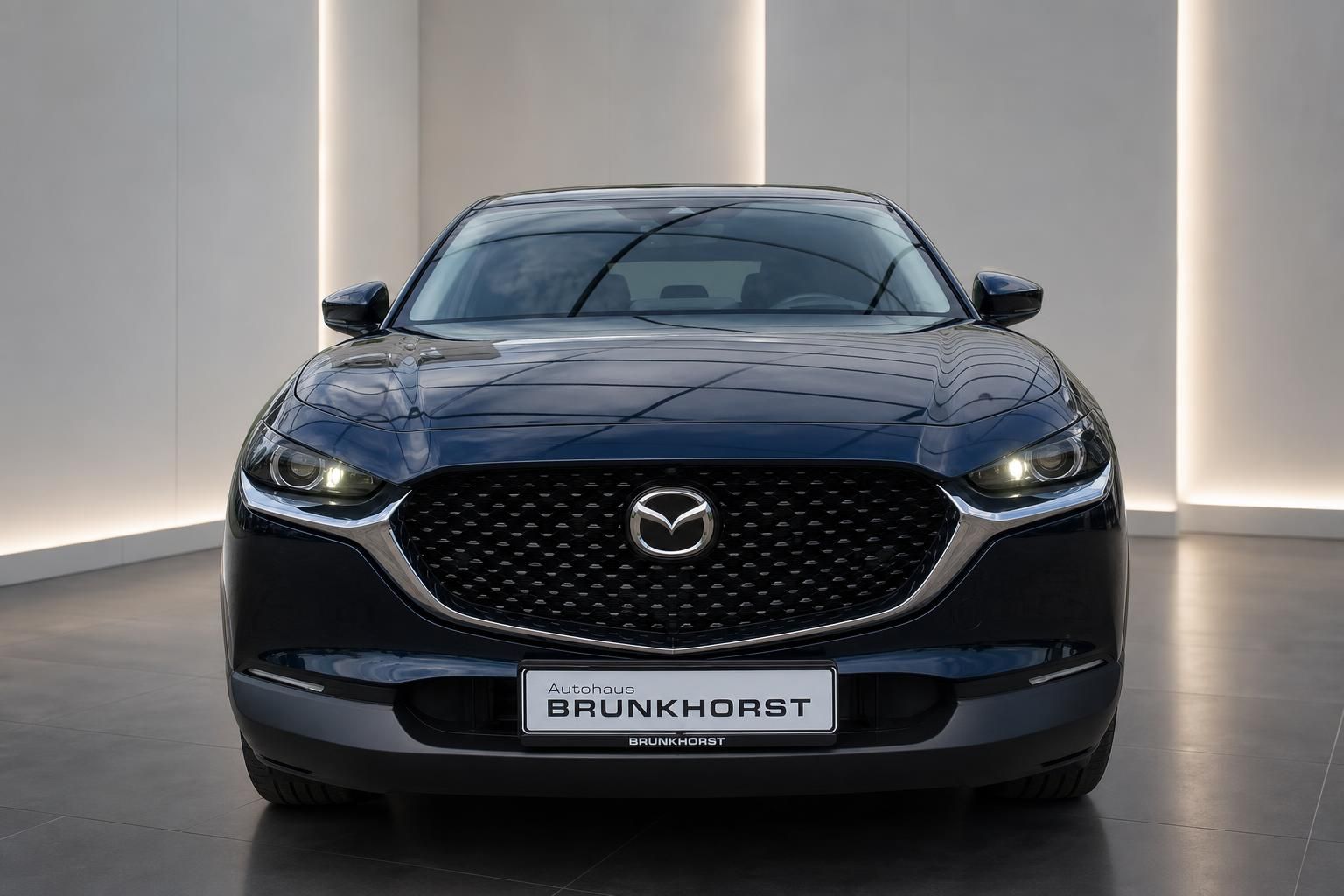 Mazda CX-30 in Blau, Frontansicht im Autohaus Brunkhorst