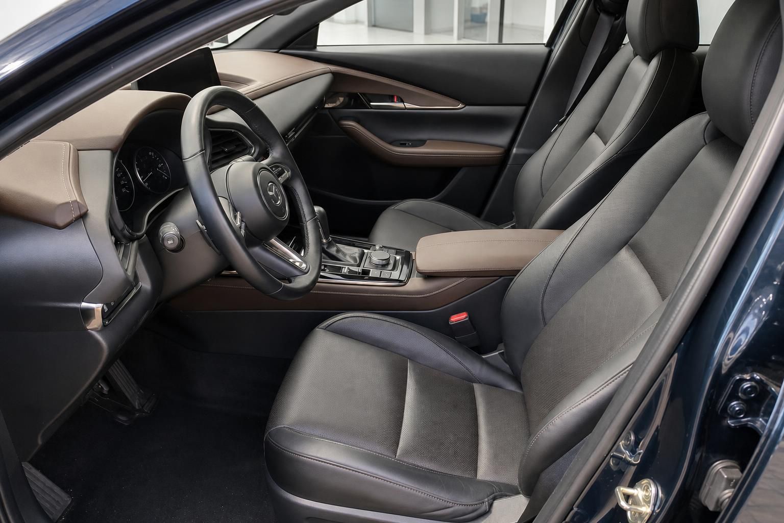 Mazda CX-30 Innenraum mit Ledersitzen und Cockpit im Detail
