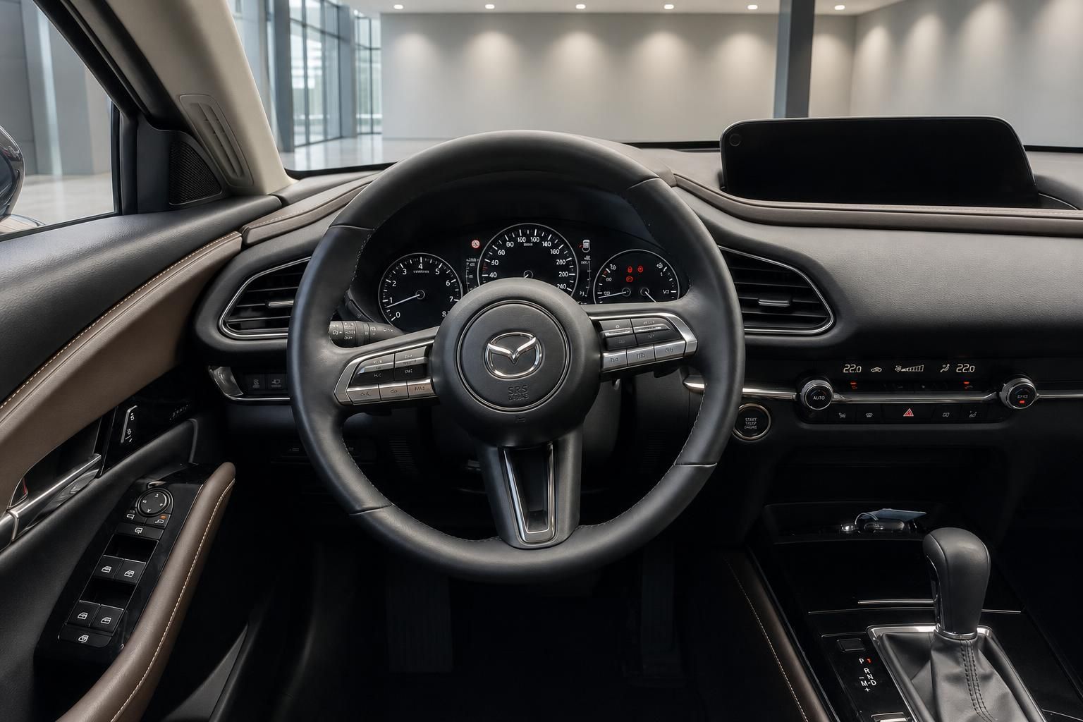 Mazda Cockpit mit Lenkrad, Cockpit-Display und Klimabedienung im Detail