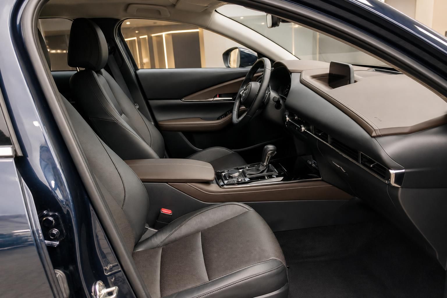 Mazda Innenraum mit Vordersitzen, Lenkrad und Mittelkonsole in Leder