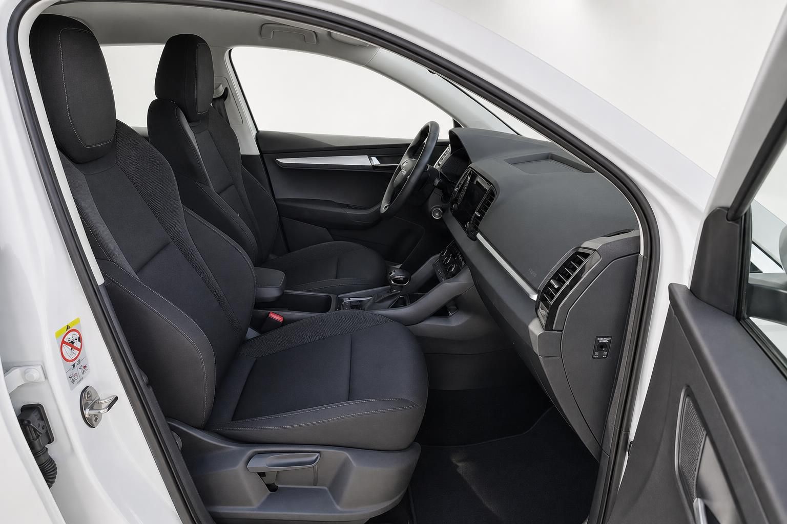 Škoda Karoq Cockpit und Vordersitze von der Seite