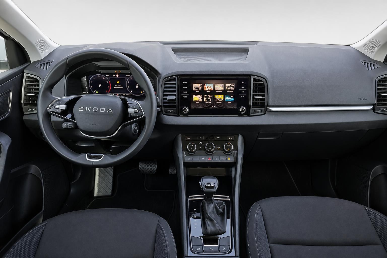Škoda Karoq Armaturenbrett mit Lenkrad und Touchscreen