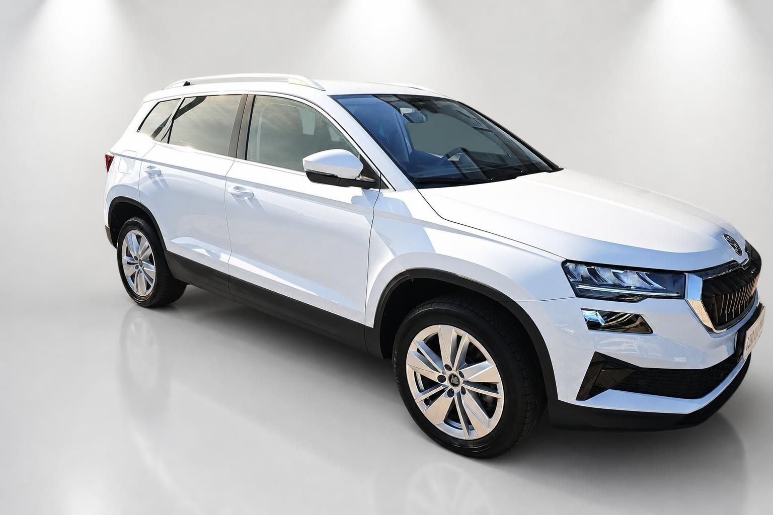 Skoda Karoq weiß in Frontansicht schräg von vorne im Studio
