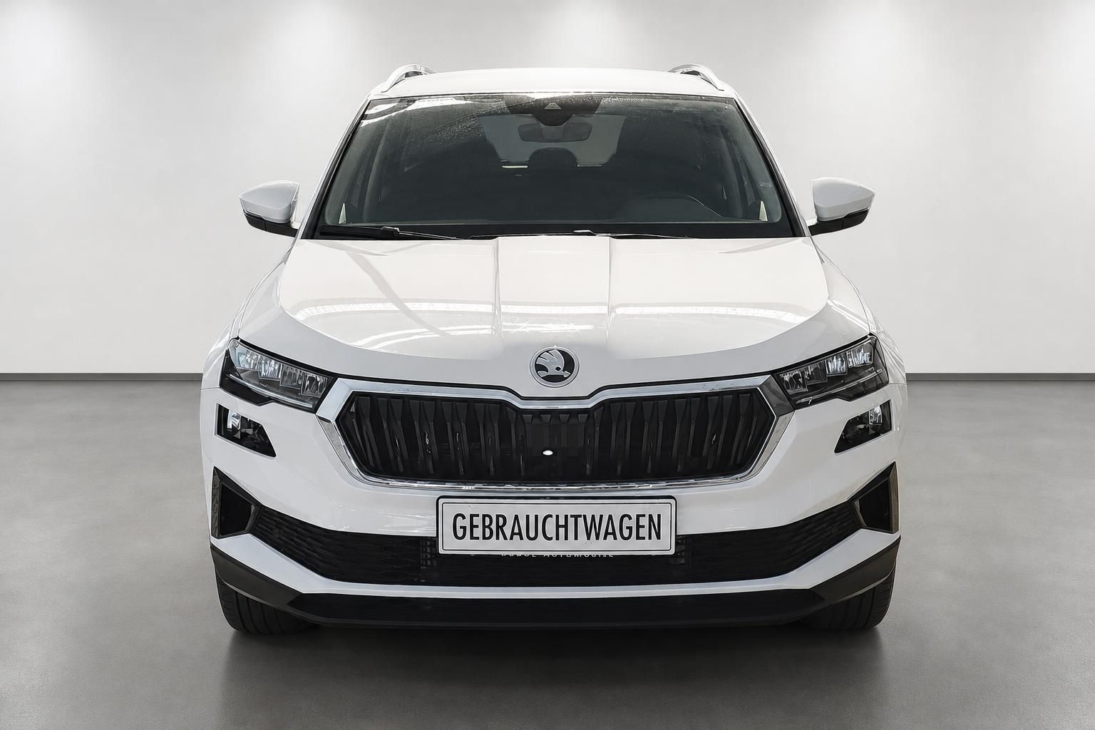Skoda Karoq weiß Frontansicht mit Gebrauchtwagen-Kennzeichenhalter