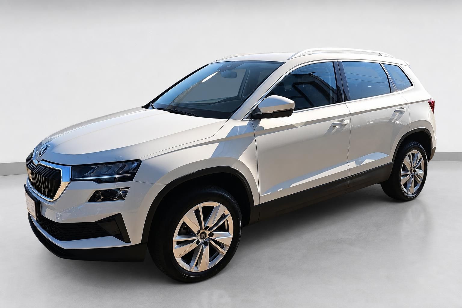 Skoda Karoq in Beige-Metallic seitliche Frontansicht im Studio