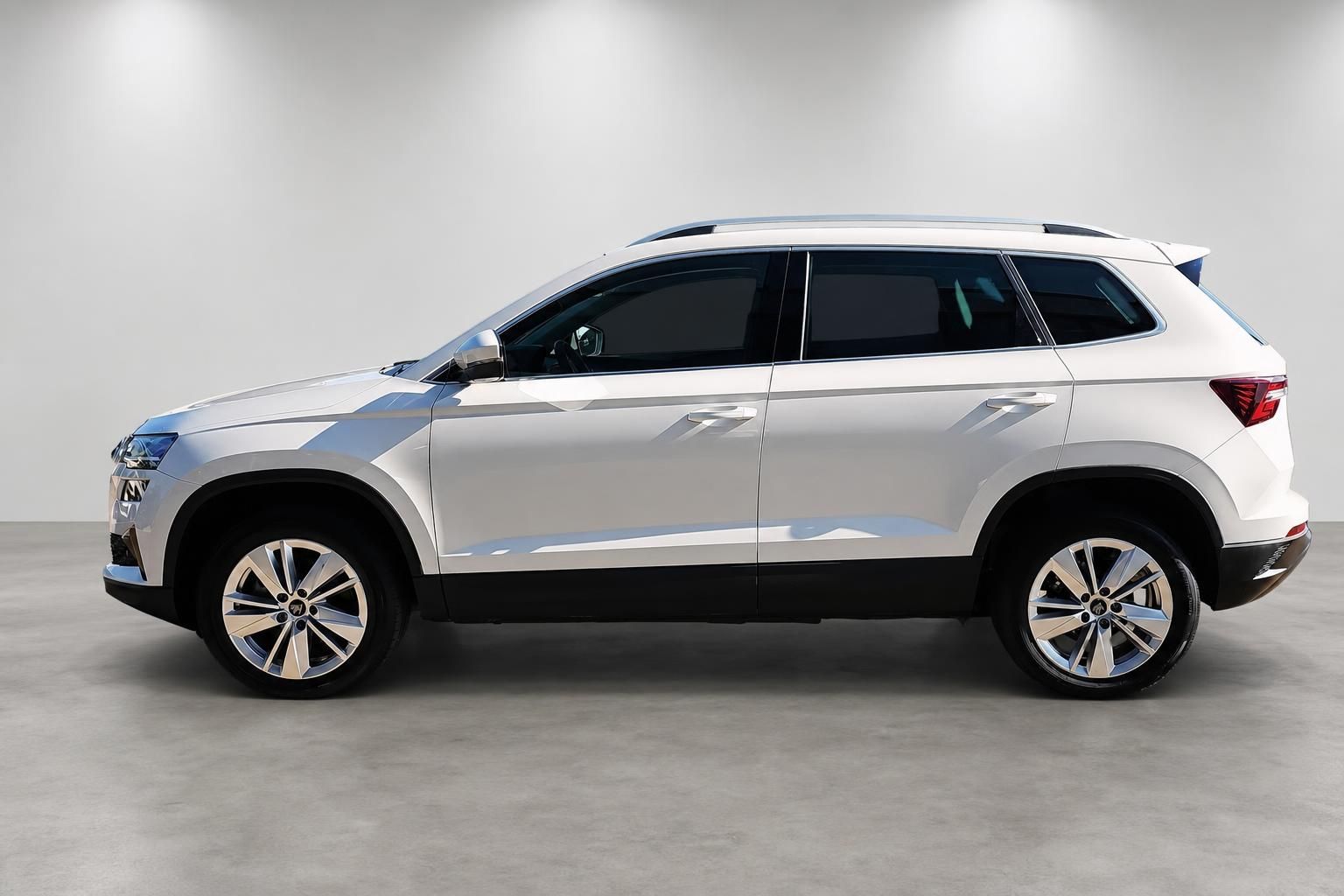 Skoda Karoq weiß Seitenansicht komplett im Fotostudio