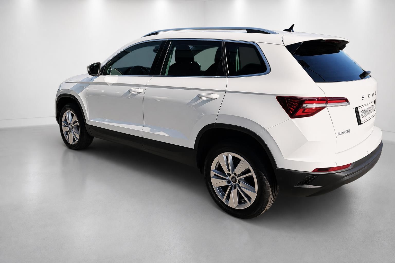 Skoda Karoq weiß Heckansicht schräg mit Händler-Kennzeichenhalter