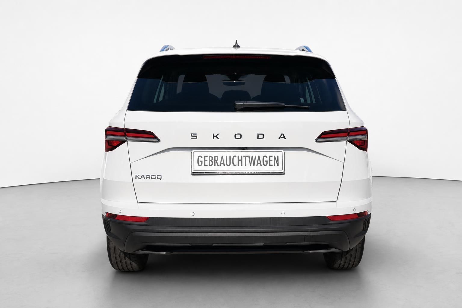 Skoda Karoq weiß Heckansicht Gebrauchtwagen Studioaufnahme
