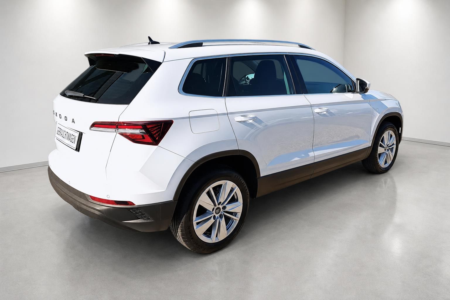 Skoda Karoq weiß Heckansicht seitlich SUV Gebrauchtwagen
