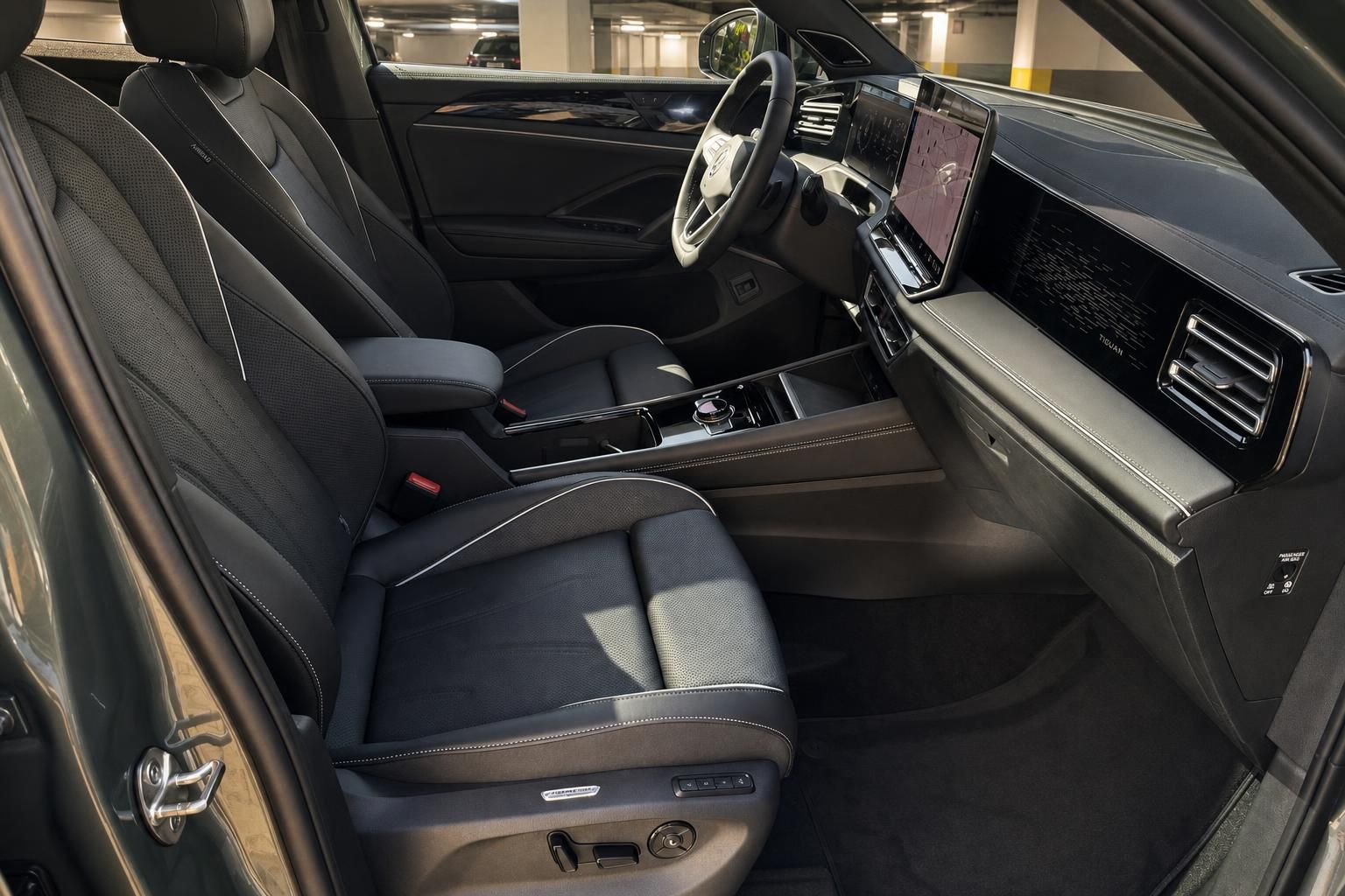 VW Tiguan Innenraum Vordersitze mit digitalem Cockpit und großem Infotainment-Display