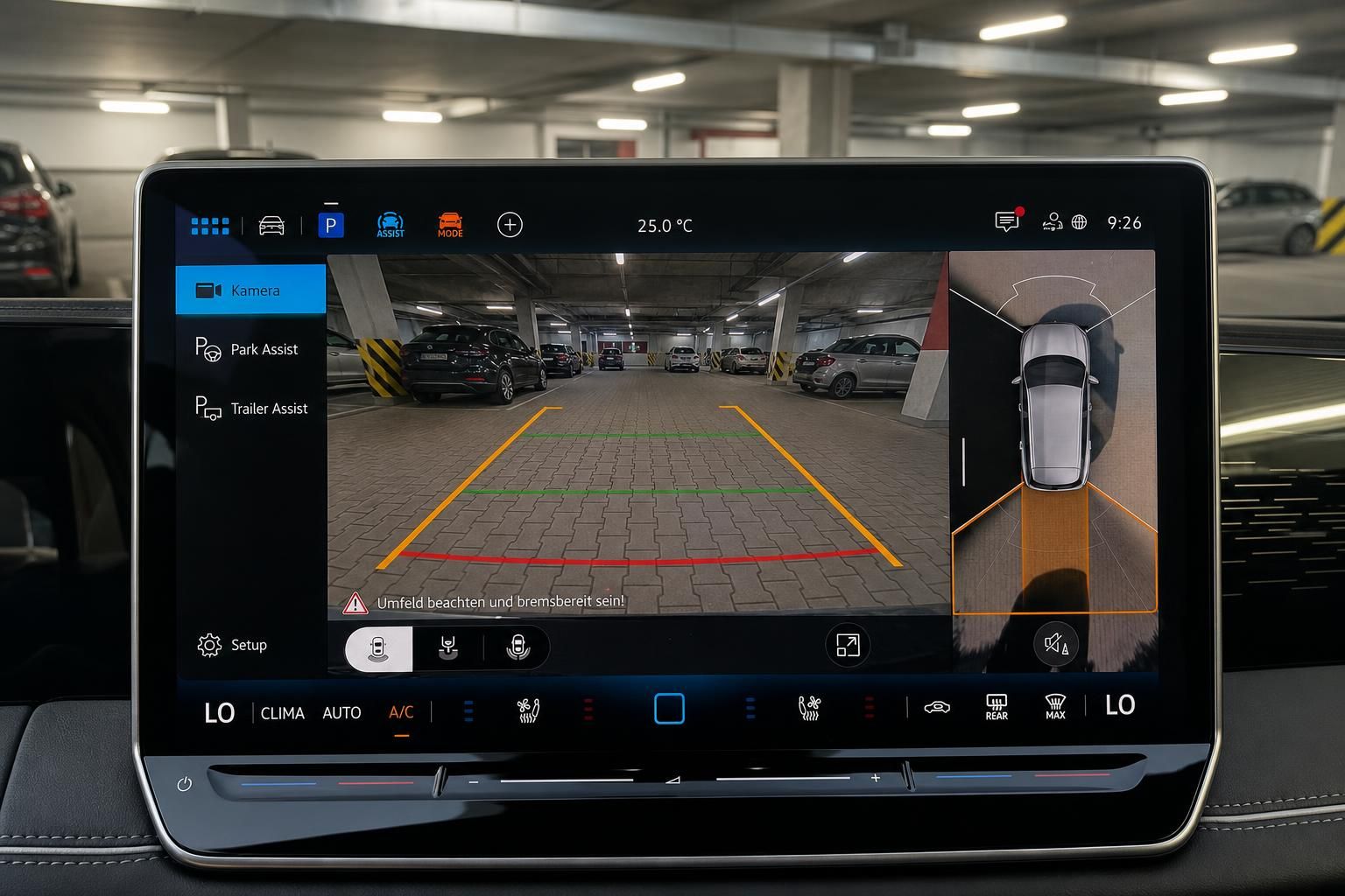 VW Tiguan Touchscreen mit Rückfahrkamera, Park Assist und Area View im Innenraum