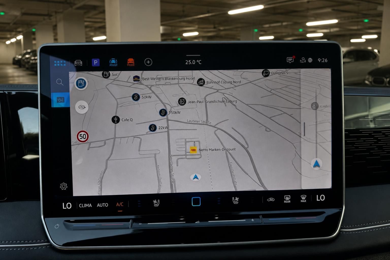 VW Tiguan Infotainment-Display mit Navigationskarte und Klimasteuerung