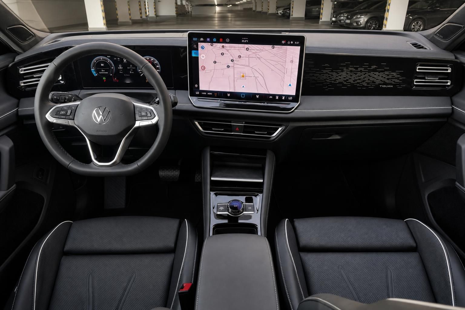 VW Tiguan Innenraum Cockpit mit Lenkrad, Digitalinstrumenten und Touchscreen-Navigation