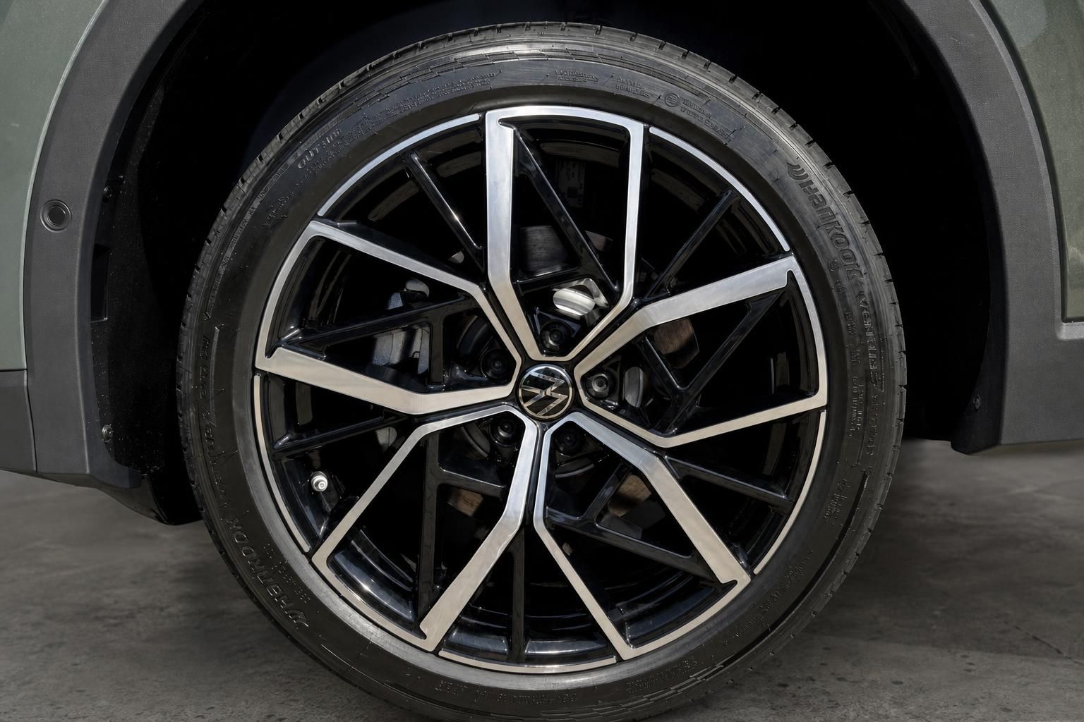 VW Tiguan Leichtmetallfelge schwarz poliert mit Hankook Reifen – Detailaufnahme