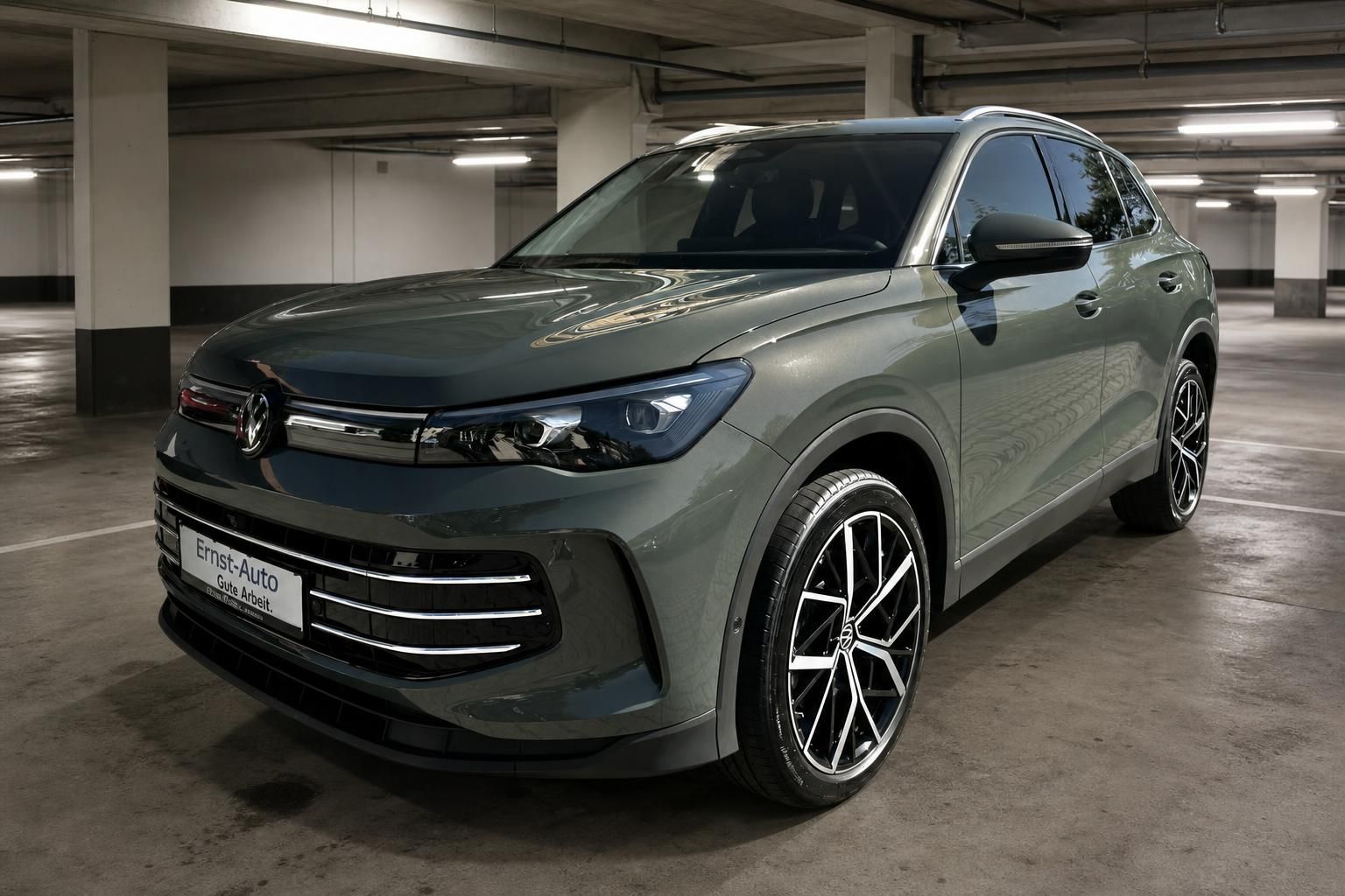 VW Tiguan grün-grau Frontansicht schräg rechts im Parkhaus – Neuwagen Ernst-Auto